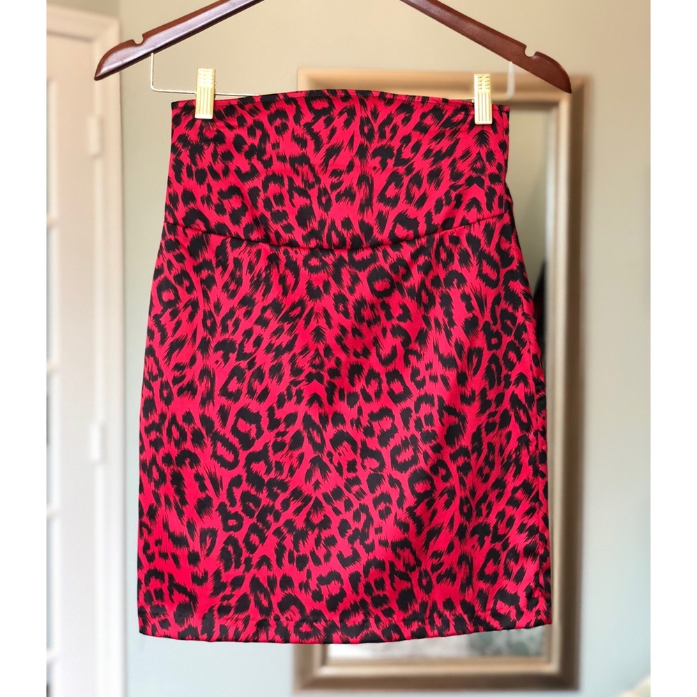 Leopard print pencil skirt!